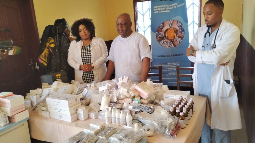 Don de médicaments à l'hôpital de Bazou, Cameroun